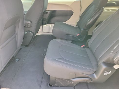 Used 2022 Chrysler Voyager LX image 8