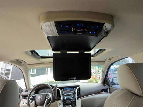 Used 2015 Cadillac Escalade Luxury image 37