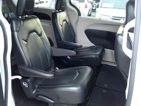 Used 2019 Chrysler Pacifica Touring-L image 15