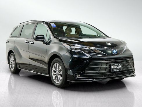 Used 2025 Toyota Sienna XLE w/ XLE Plus Package AWD/4WD image 7