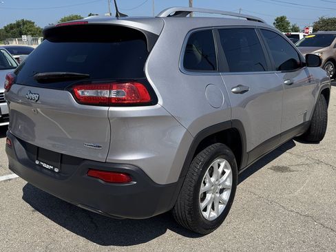 Used 2017 Jeep Cherokee Latitude w/ Comfort/Convenience Group FWD image 8