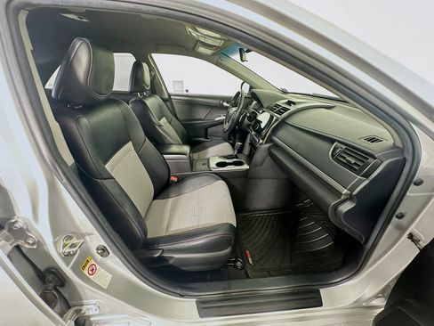 Used 2014 Toyota Camry SE image 29