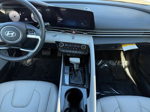 Used 2025 Hyundai Elantra Limited image 11