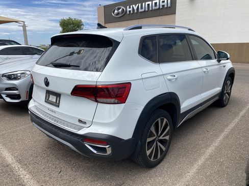 Used 2023 Volkswagen Taos SE w/ Panoramic Sunroof Package FWD image 2