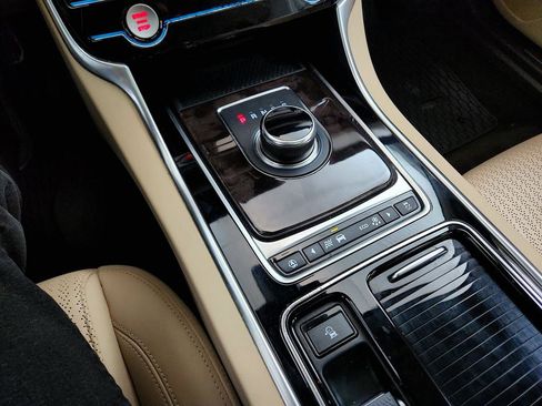 Used 2020 Jaguar XF Prestige image 19
