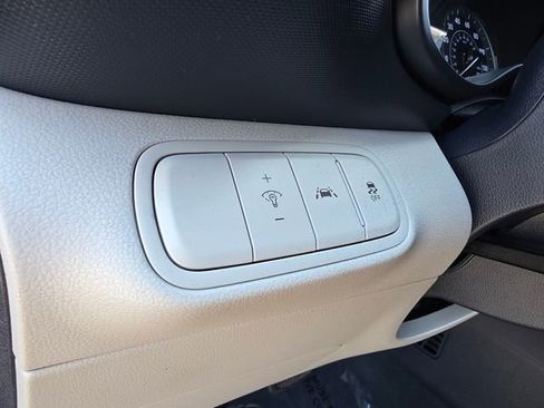 Used 2020 Hyundai Venue FWD image 12