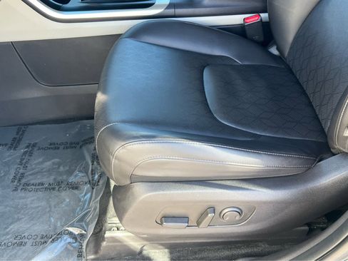 Used 2024 Kia Carnival LX image 30