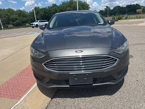Used 2017 Ford Fusion SE w/ Fusion SE Technology Package FWD image 2