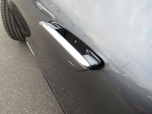 Certified 2023 Mercedes-Benz EQS 580 4MATIC SUV w/ Exclusive Trim Package image 28