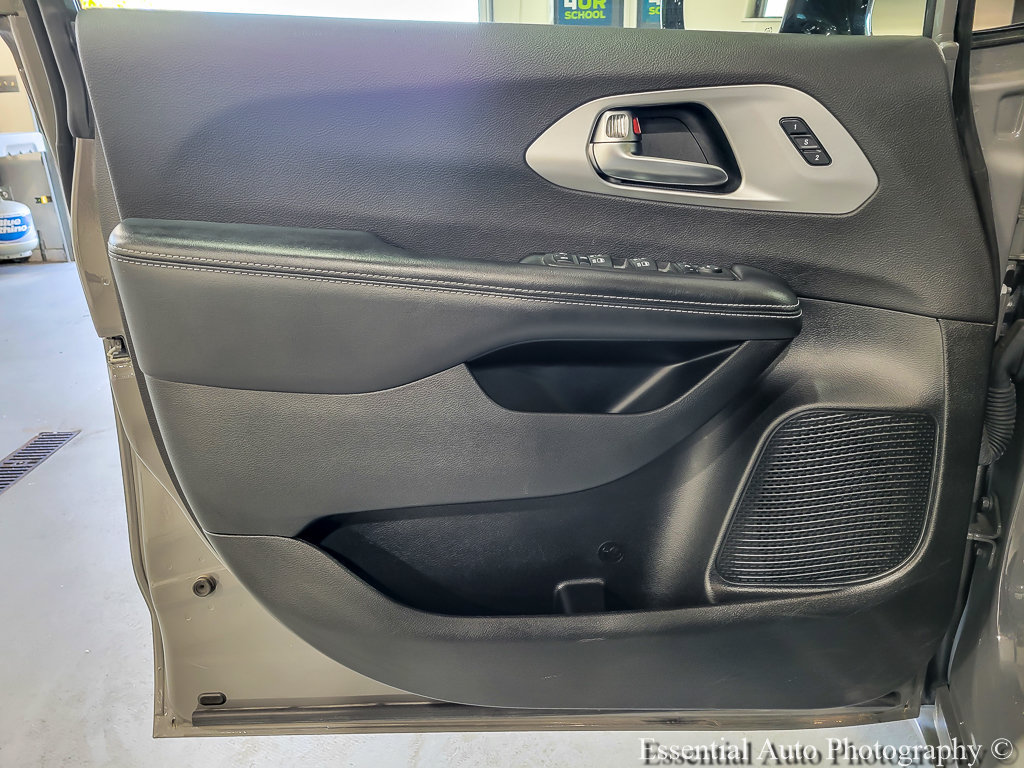 Used 2025 Chrysler Pacifica Limited FWD image 22