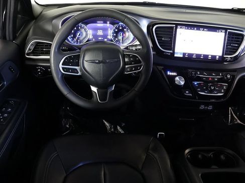 Used 2025 Chrysler Pacifica Select FWD image 3