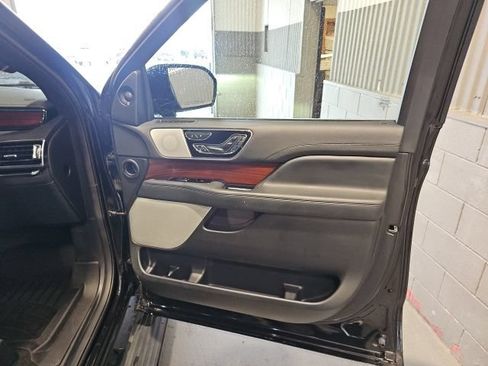 Used 2023 Lincoln Navigator L Reserve AWD/4WD image 30