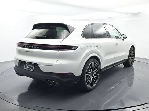 Certified 2025 Porsche Cayenne S AWD/4WD image 14