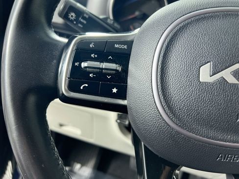 Used 2024 Kia Carnival LX FWD image 17
