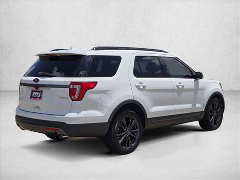 Used 2017 Ford Explorer XLT w/ Equipment Group 202A FWD image 5