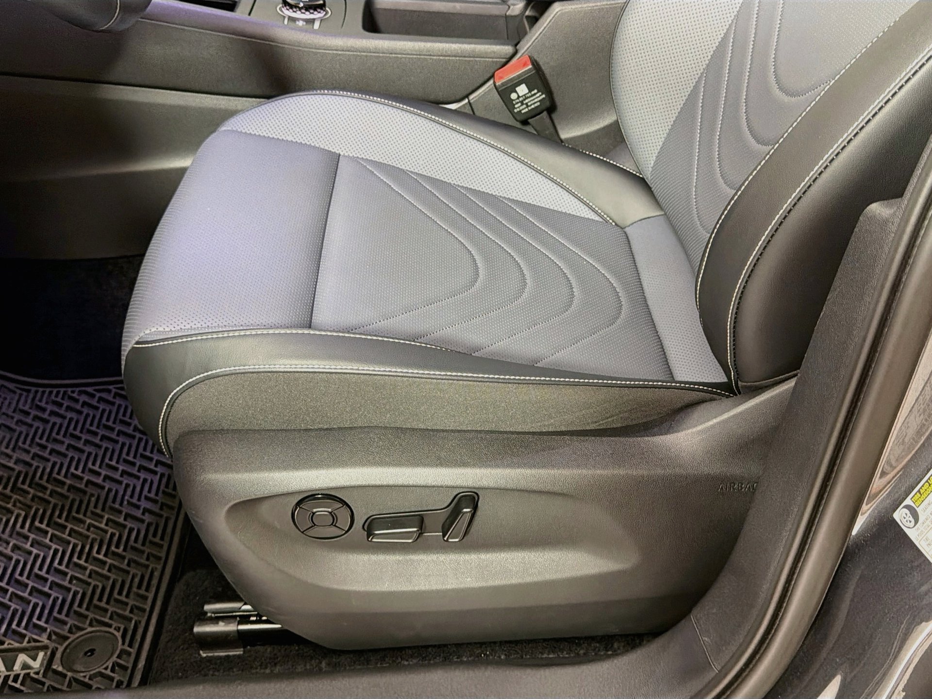 Certified 2026 Volkswagen Tiguan SE AWD/4WD image 18