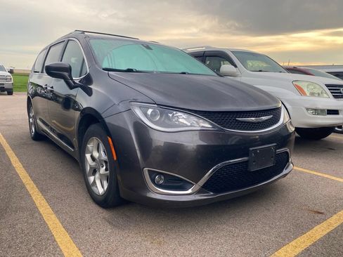 Used 2020 Chrysler Pacifica Touring-L FWD image 3
