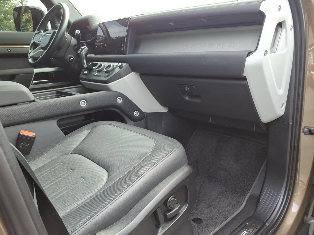 Used 2022 Land Rover Defender 110 X-Dynamic SE AWD/4WD image 10