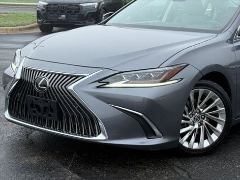 Used 2020 Lexus ES 350 Ultra Luxury w/ Accessory Package 2 FWD image 2