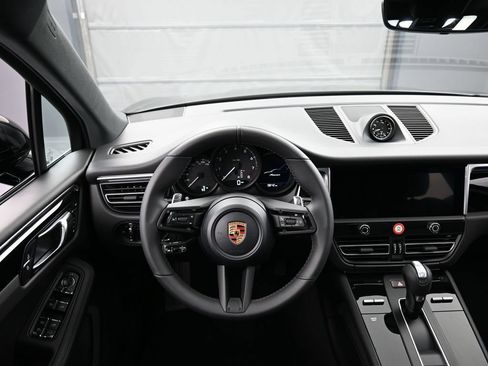 Certified 2026 Porsche Macan AWD/4WD image 17