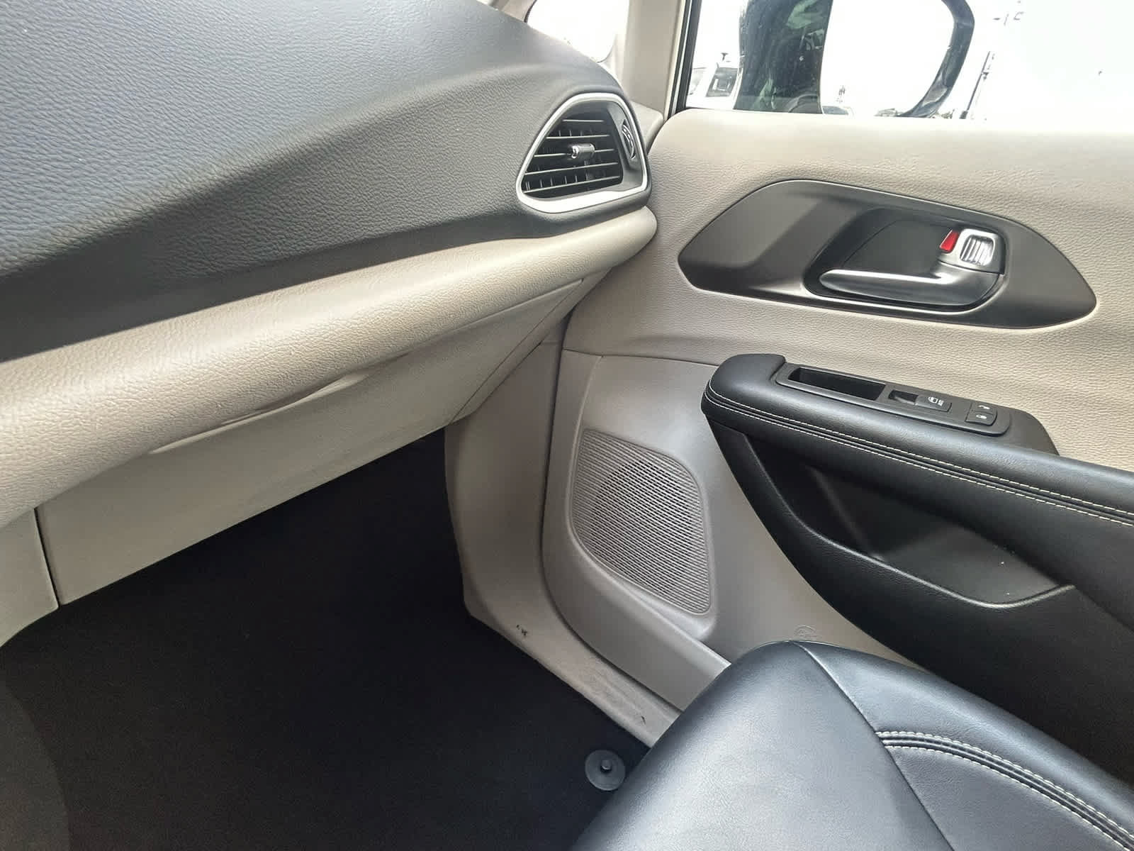 Used 2024 Chrysler Pacifica Touring-L FWD image 48