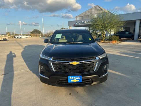Used 2022 Chevrolet Traverse LS image 2