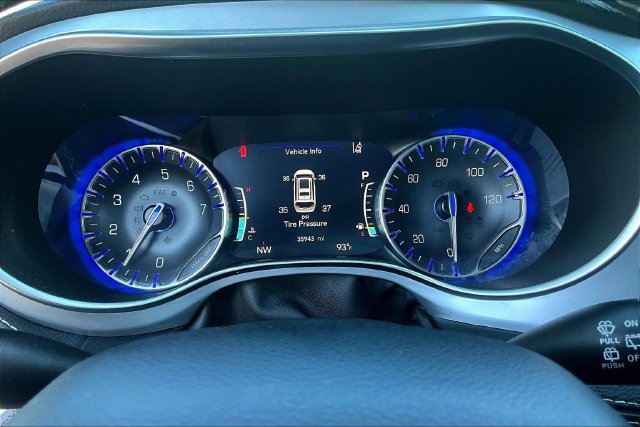 Used 2025 Chrysler Pacifica Limited FWD image 13