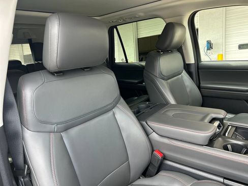 Used 2025 Ford Expedition Active RWD image 16