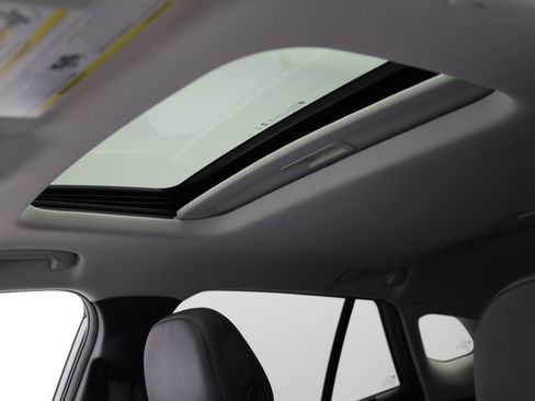 Used 2024 Chevrolet Trax LT w/ Sunroof Package FWD image 5