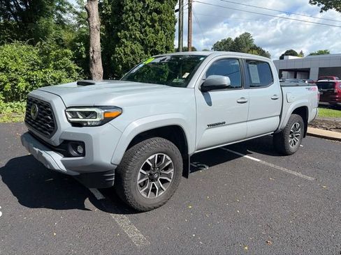 Used 2020 Toyota Tacoma TRD Sport w/ TRD Premium Sport Package AWD/4WD image 7
