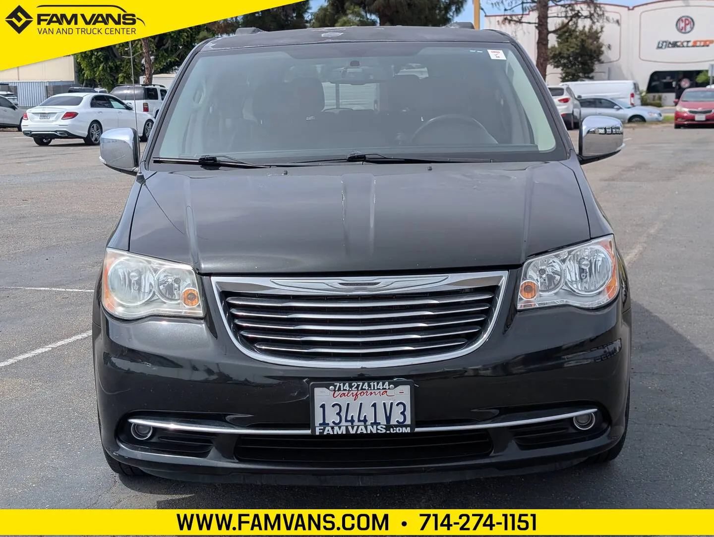 Used 2012 Chrysler Town & Country Touring-L w/ Entertainment Group #2 FWD image 2