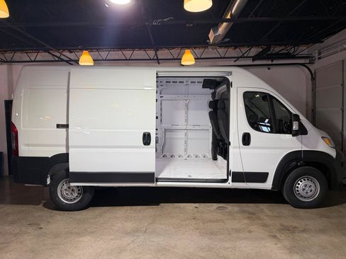 Used 2025 RAM ProMaster 2500 w/ Convenience Group FWD image 11