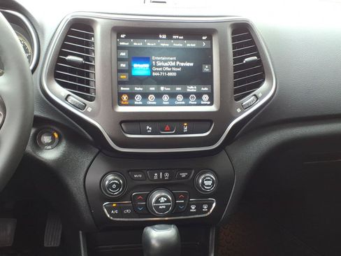 Used 2022 Jeep Cherokee Trailhawk w/ Comfort/Convenience Group AWD/4WD image 12
