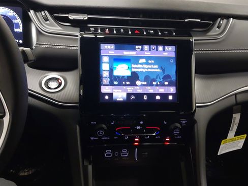 New 2025 Jeep Grand Cherokee Altitude image 20