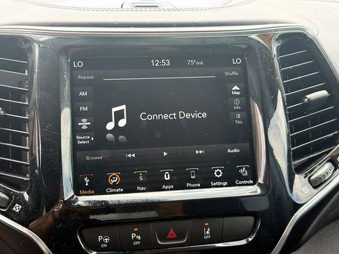 Used 2019 Jeep Cherokee Overland w/ Technology Group AWD/4WD image 27