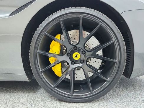 Used 2018 Ferrari California T image 14