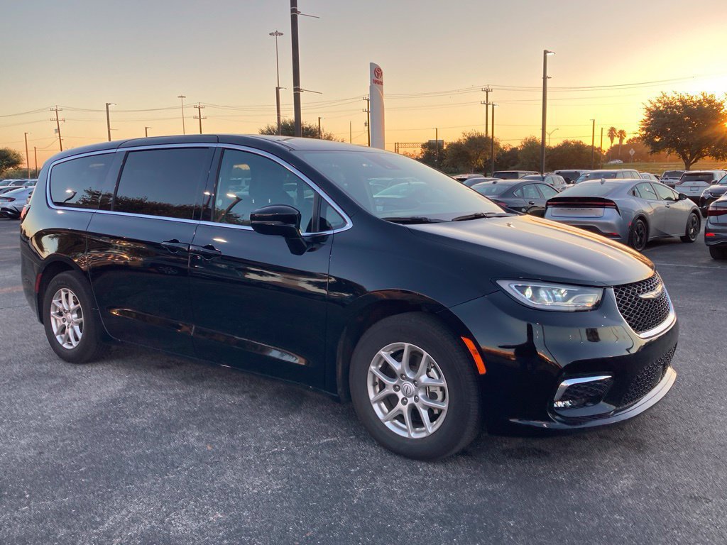 Used 2026 Chrysler Pacifica Select FWD image 3