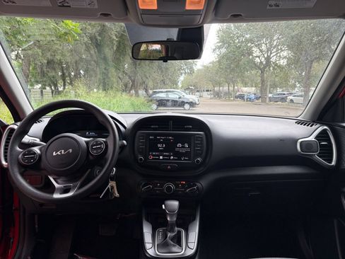 Used 2025 Kia Soul LX w/ LX Technology Package FWD image 30