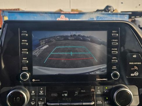 Used 2021 Toyota Highlander L FWD image 12