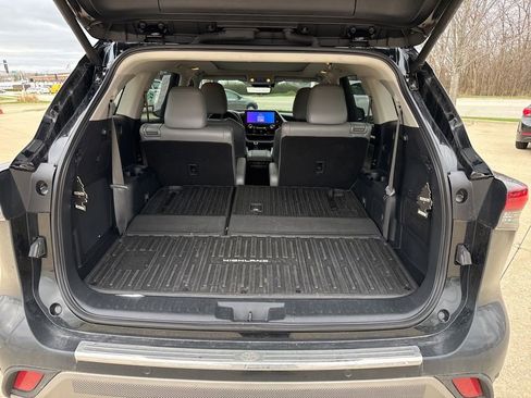 Used 2025 Toyota Highlander Platinum image 16