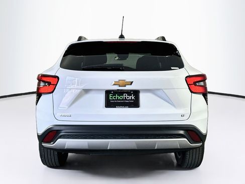 Used 2025 Chevrolet Trax LT FWD image 7