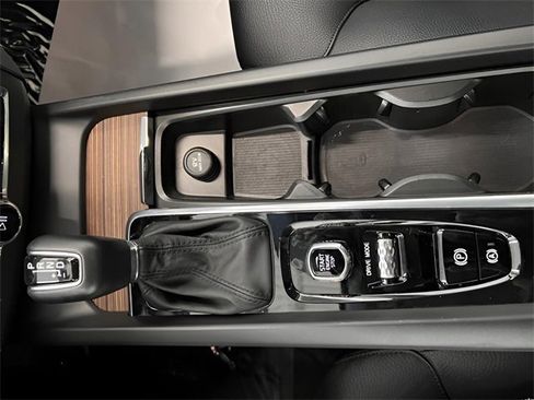 Used 2021 Volvo XC60 T5 Momentum w/ Premium Package image 30