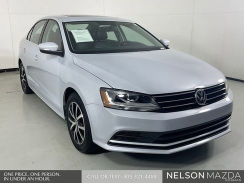 Used 2017 Volkswagen Jetta SE FWD image 3