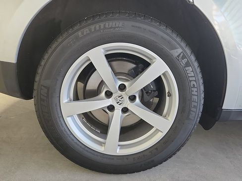 Used 2018 Porsche Macan AWD/4WD image 10