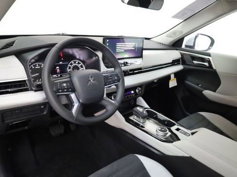 New 2025 Mitsubishi Outlander SE image 5