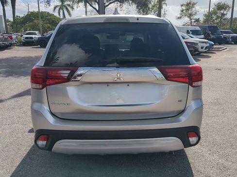 Used 2020 Mitsubishi Outlander ES image 6