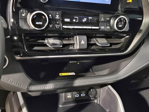 Certified 2024 Toyota Highlander XLE AWD/4WD image 32