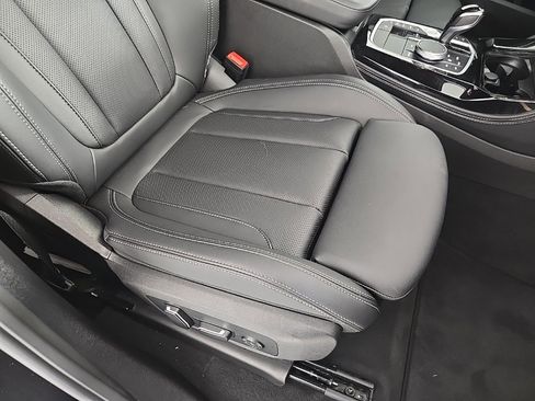 Certified 2025 BMW X4 xDrive30i w/ Premium Package image 18