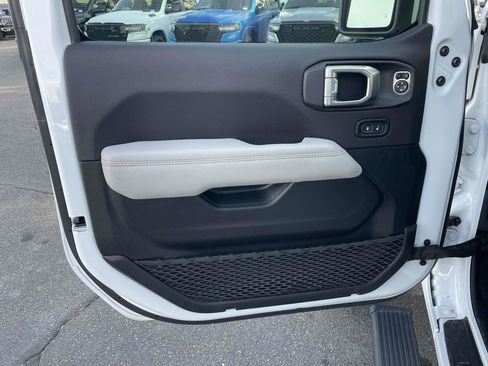 Certified 2023 Jeep Gladiator Overland image 24