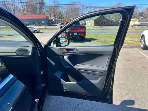 Used 2020 Volkswagen Tiguan SE w/ Panoramic Sunroof Package image 20